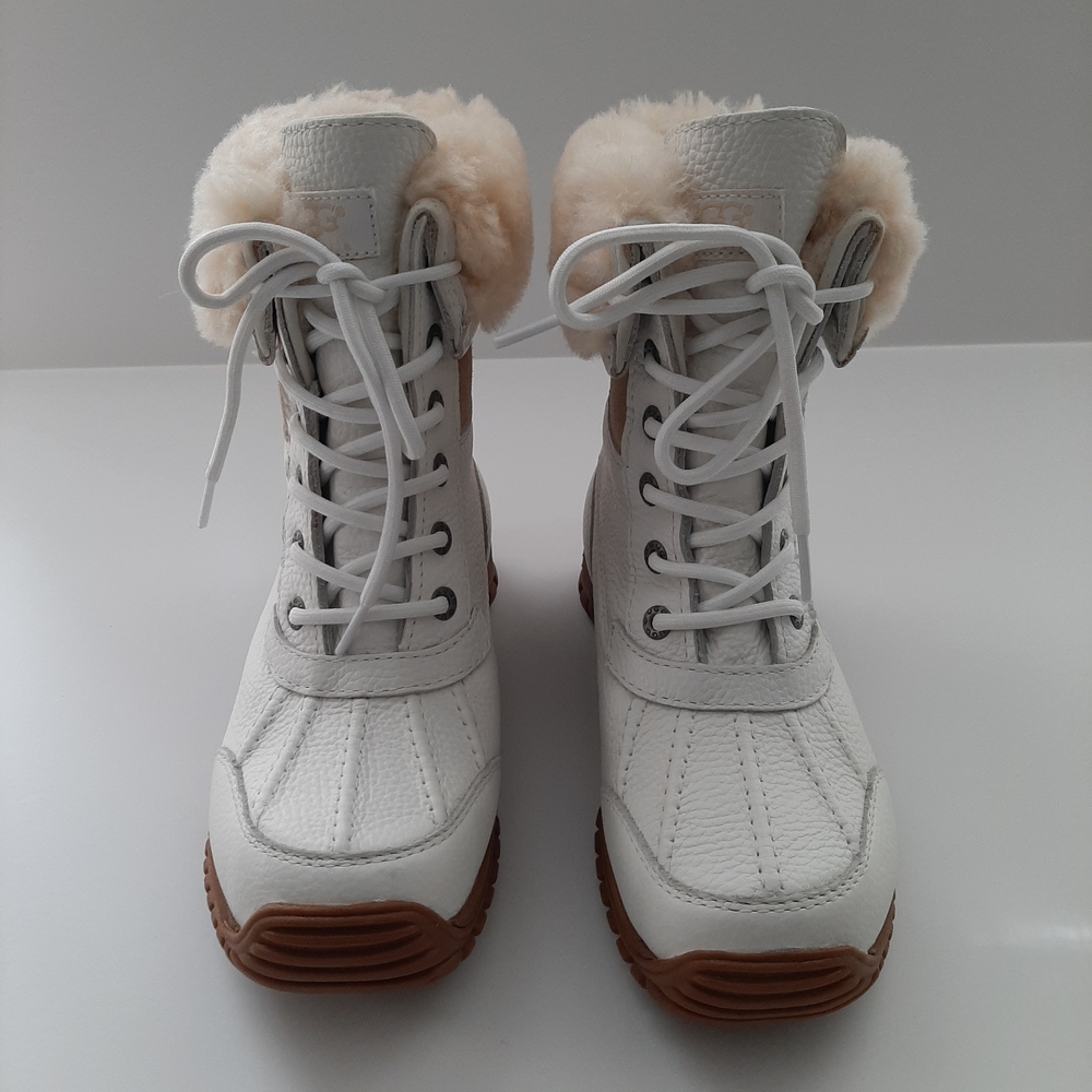 New UGG Women's Adirondack Boots II in White and Tan Size 6